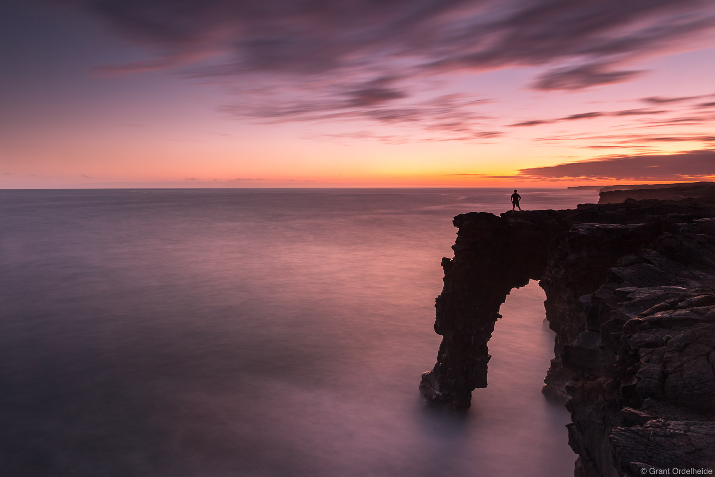 Sunset over the&nbsp;Holei Sea Arch in Hawaii Volcanoes National Park.